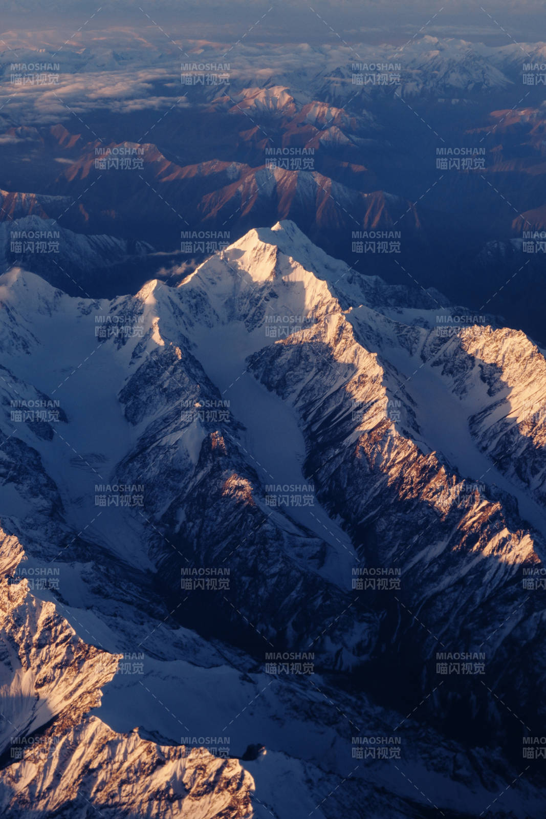 天山之巅 晨光初照图片