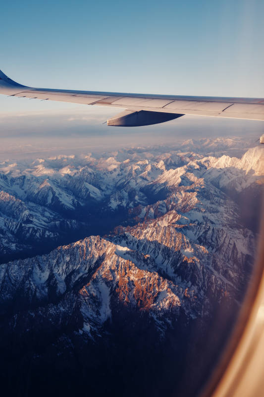 高空俯瞰雪山美景图片