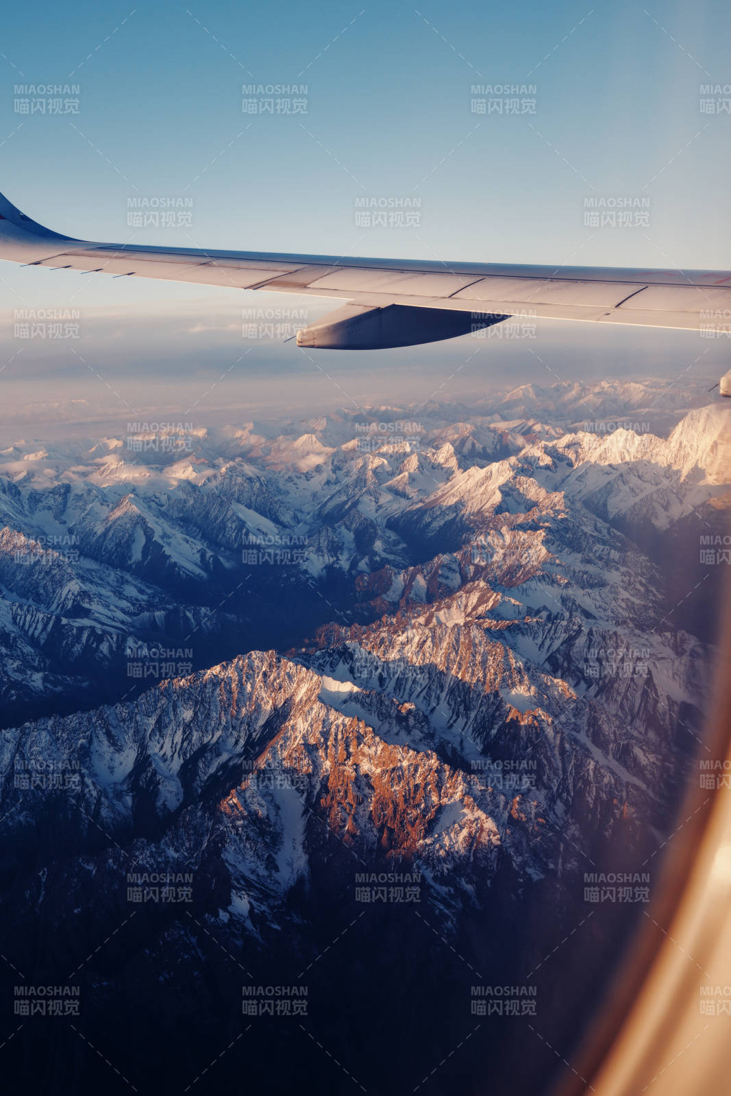 高空俯瞰雪山美景图片