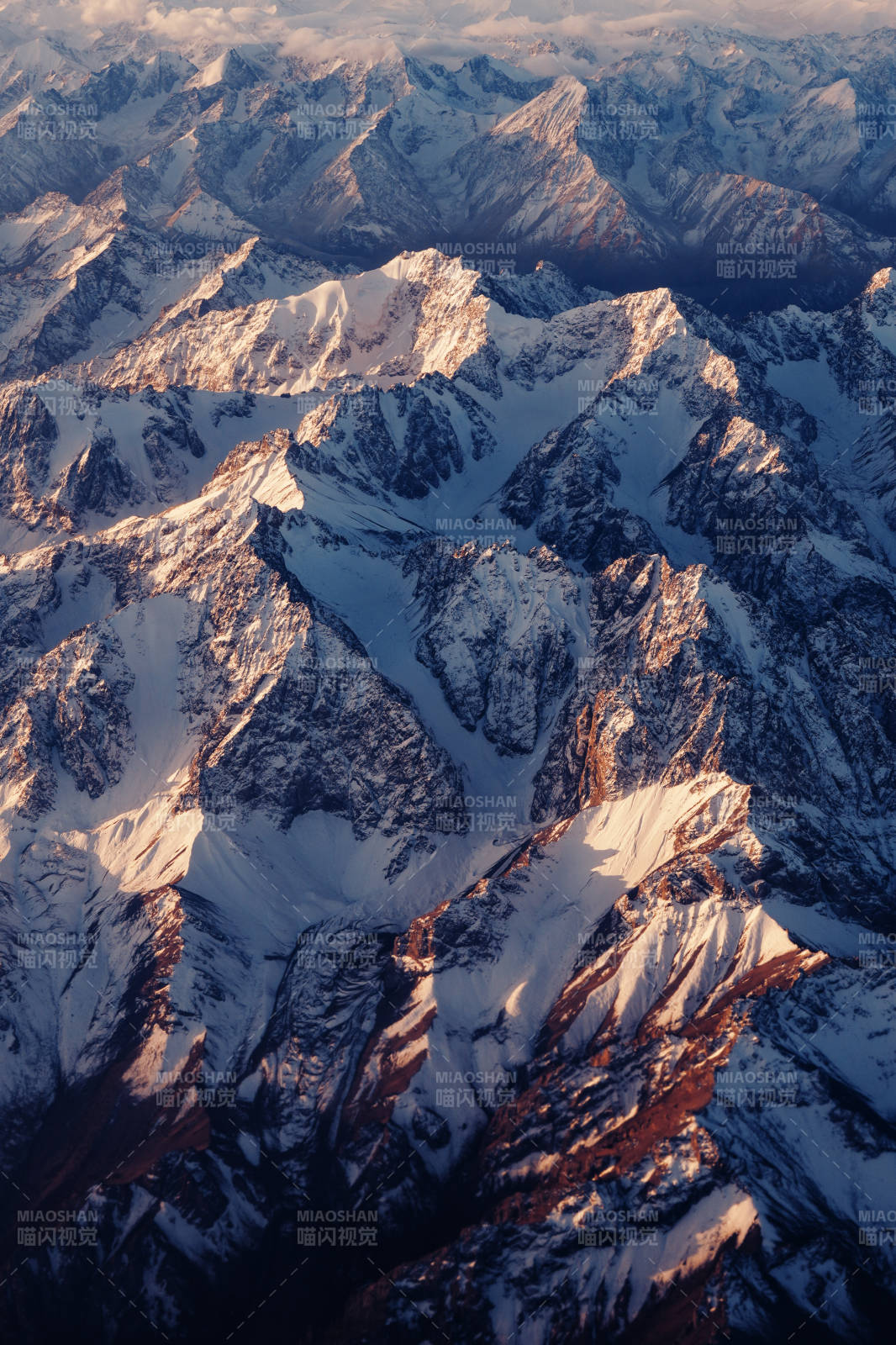 雪山之巅 晨光初照图片