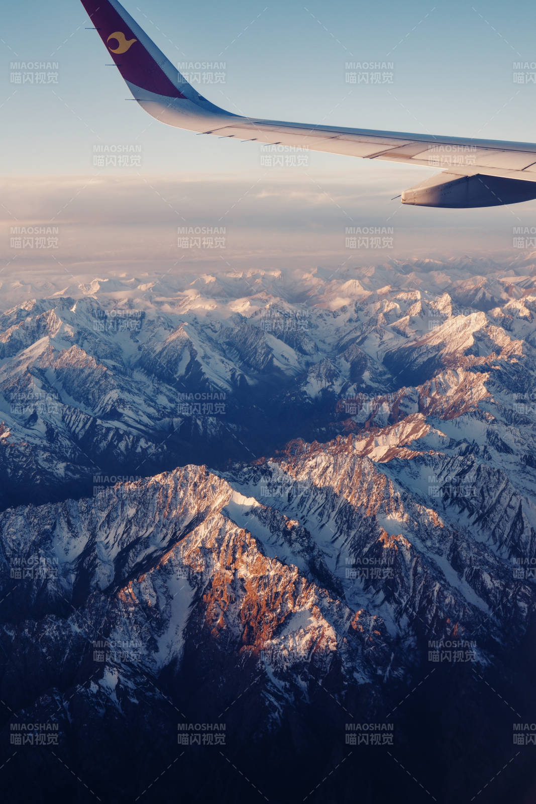 翱翔天际 日照金山图片