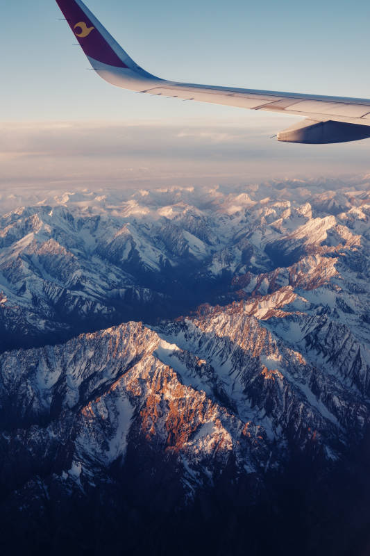 翱翔天际 日照金山图片