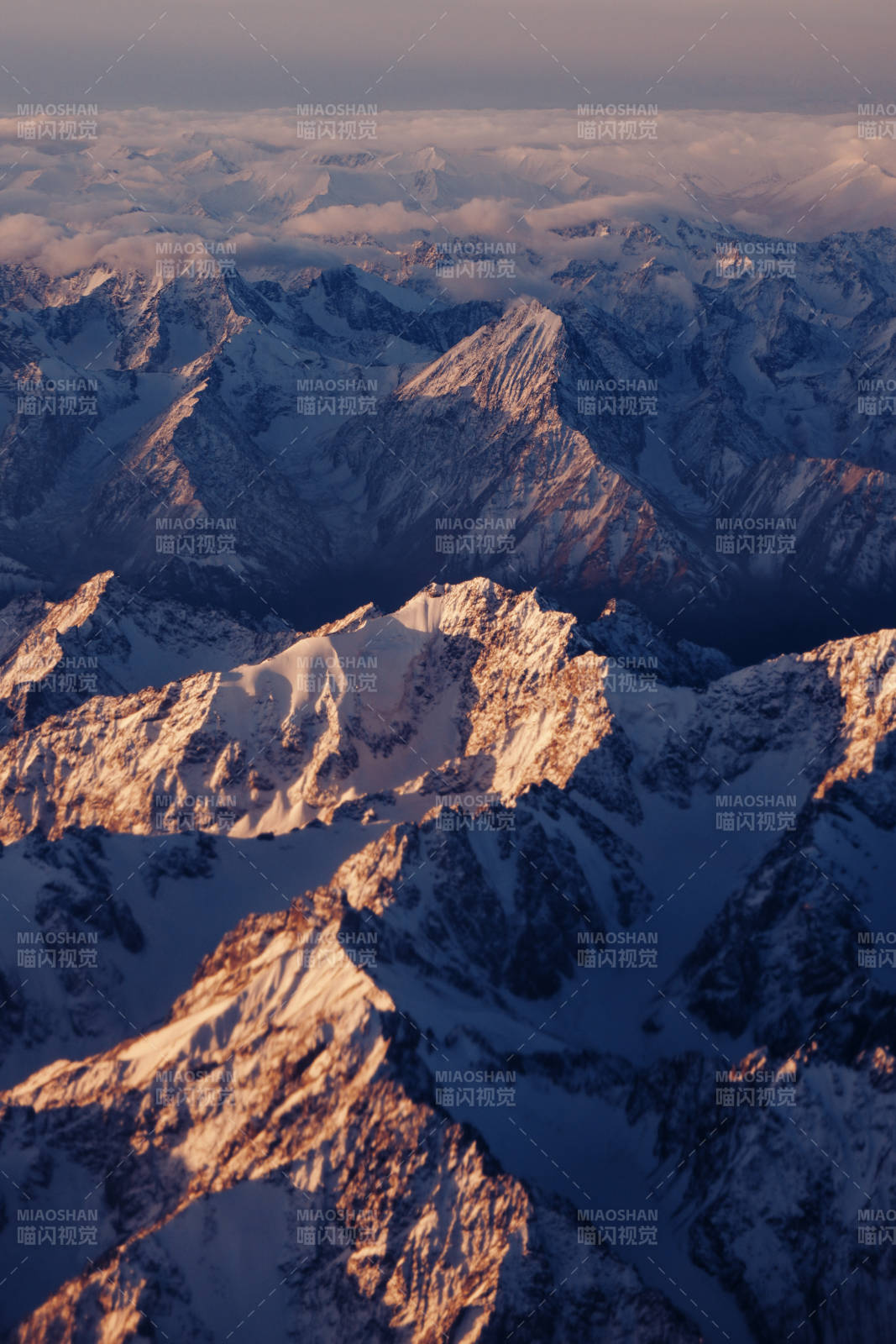 雪山晨曦 云海缭绕图片