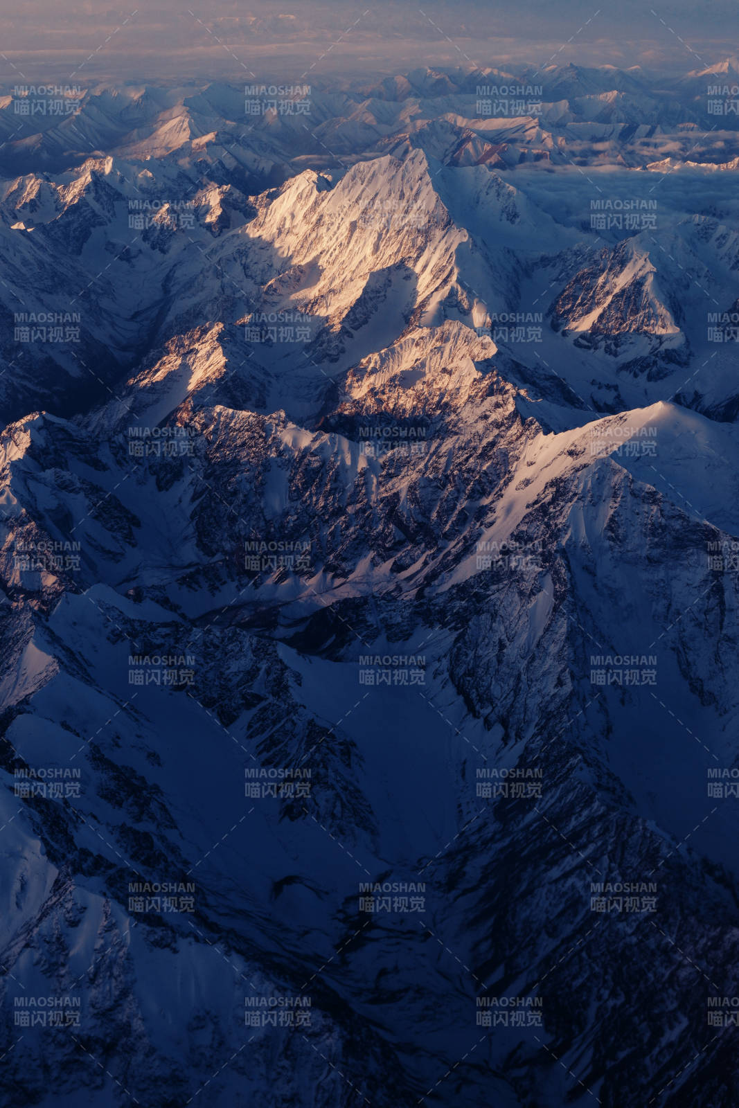 雪山之巅 晨光初照图片