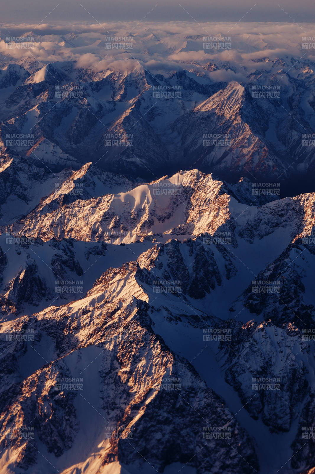 雪山之巅 云海相映图片