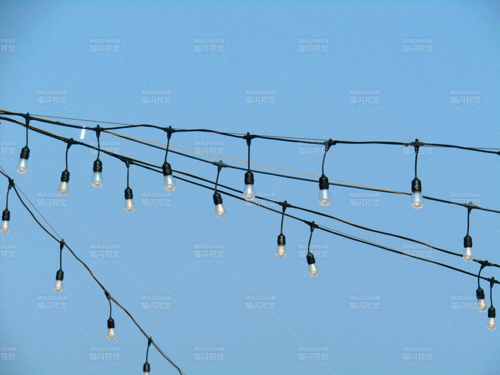 蓝天下的串灯装饰图片