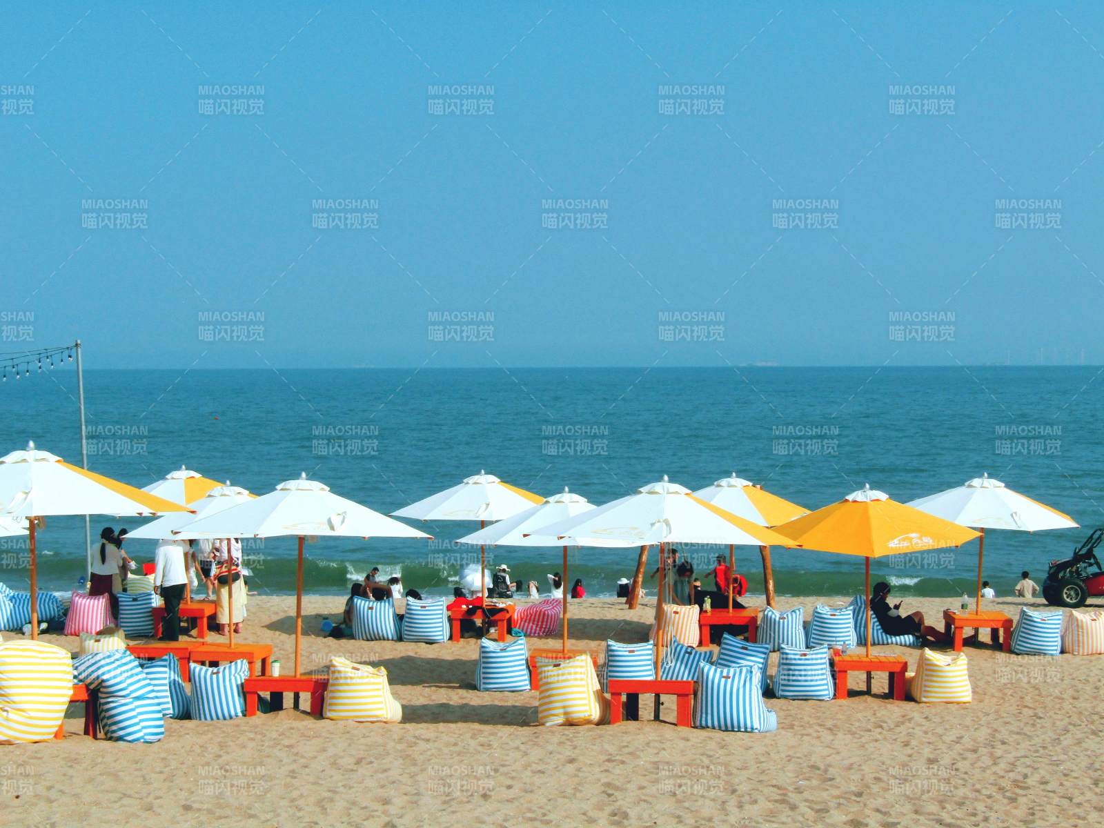 海滩上阳伞下的休闲时光图片