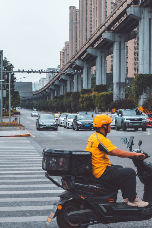 外卖小哥穿梭城市街头图片