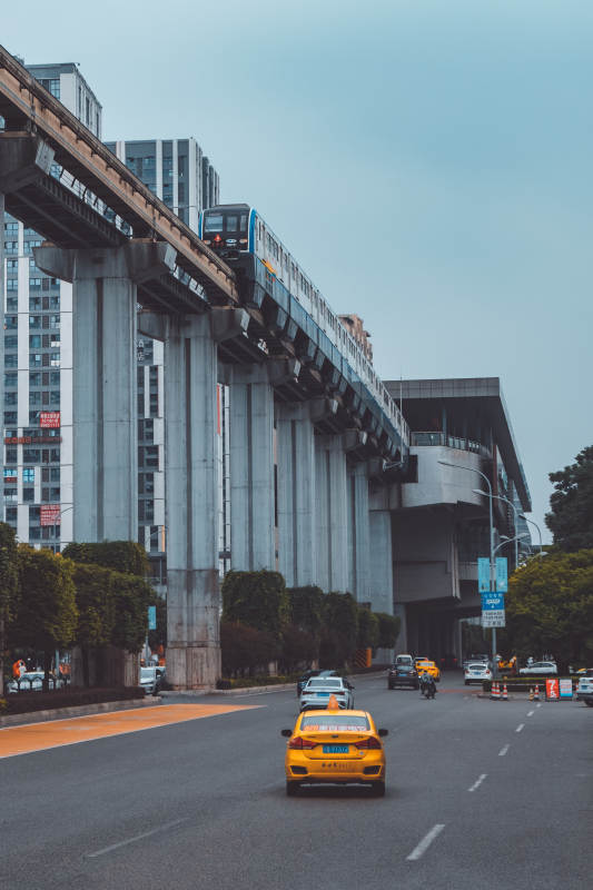 城市高架轻轨与出租车图片
