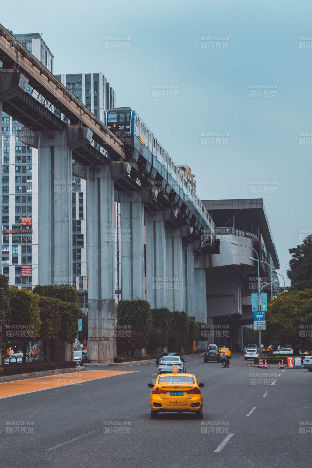 城市高架轻轨与出租车图片