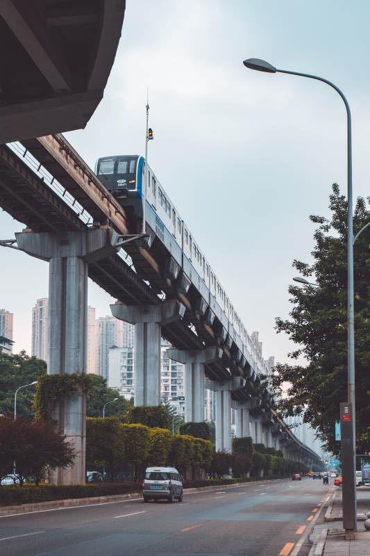 城市高架轻轨列车行驶中图片