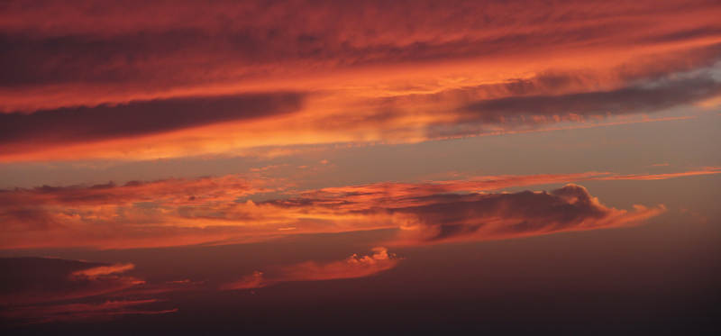 夕阳红云映天际图片