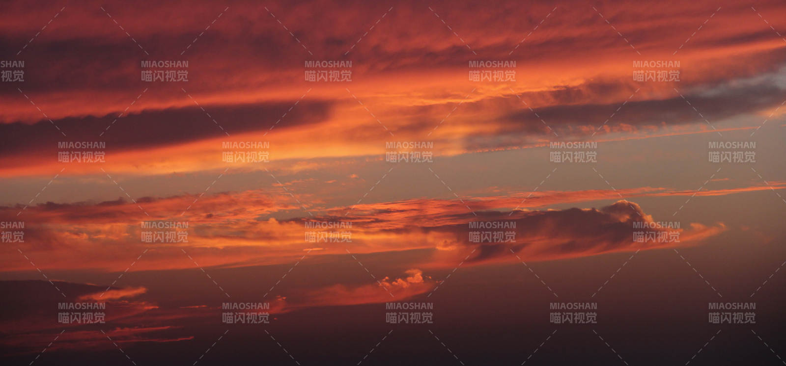 夕阳红云映天际图片