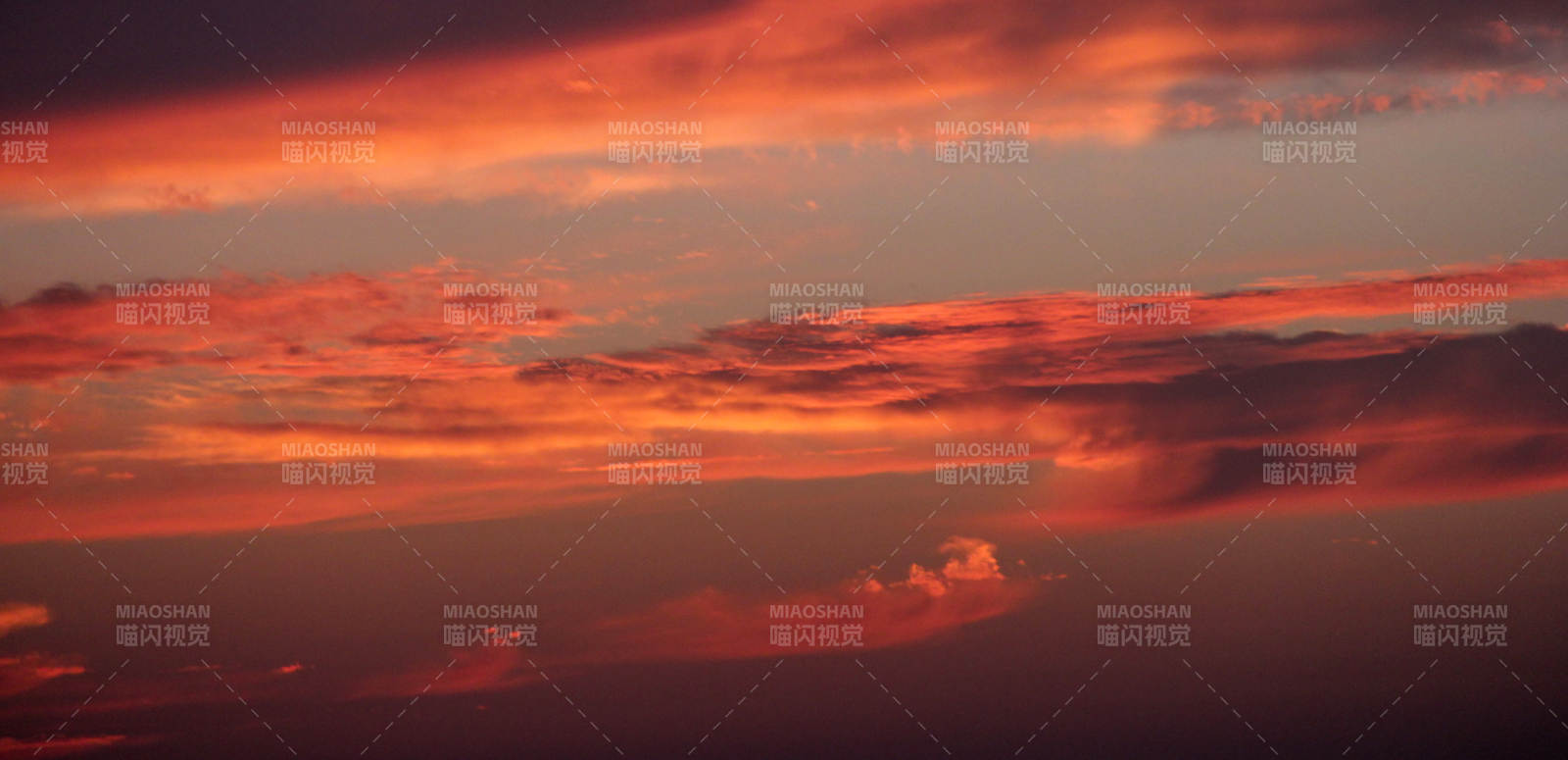 夕阳红云映天际图片