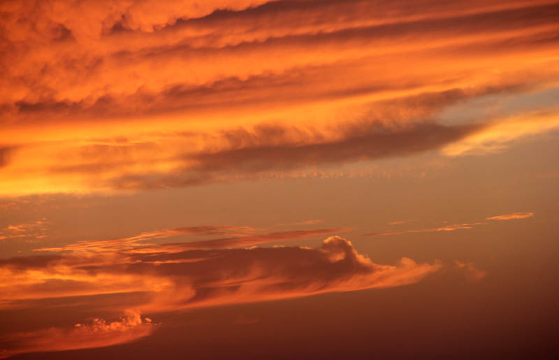 夕阳下的橙色云彩图片