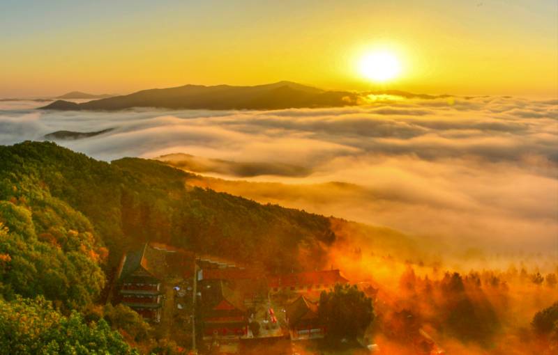 云海日出 山寺隐现图片