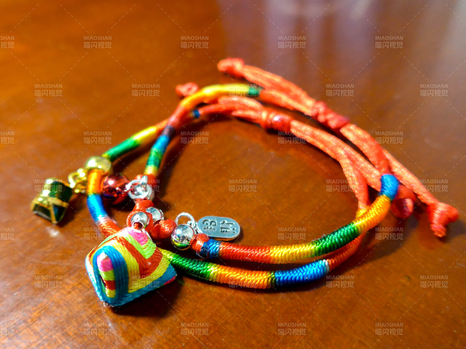 彩色编织手链与饰品图片
