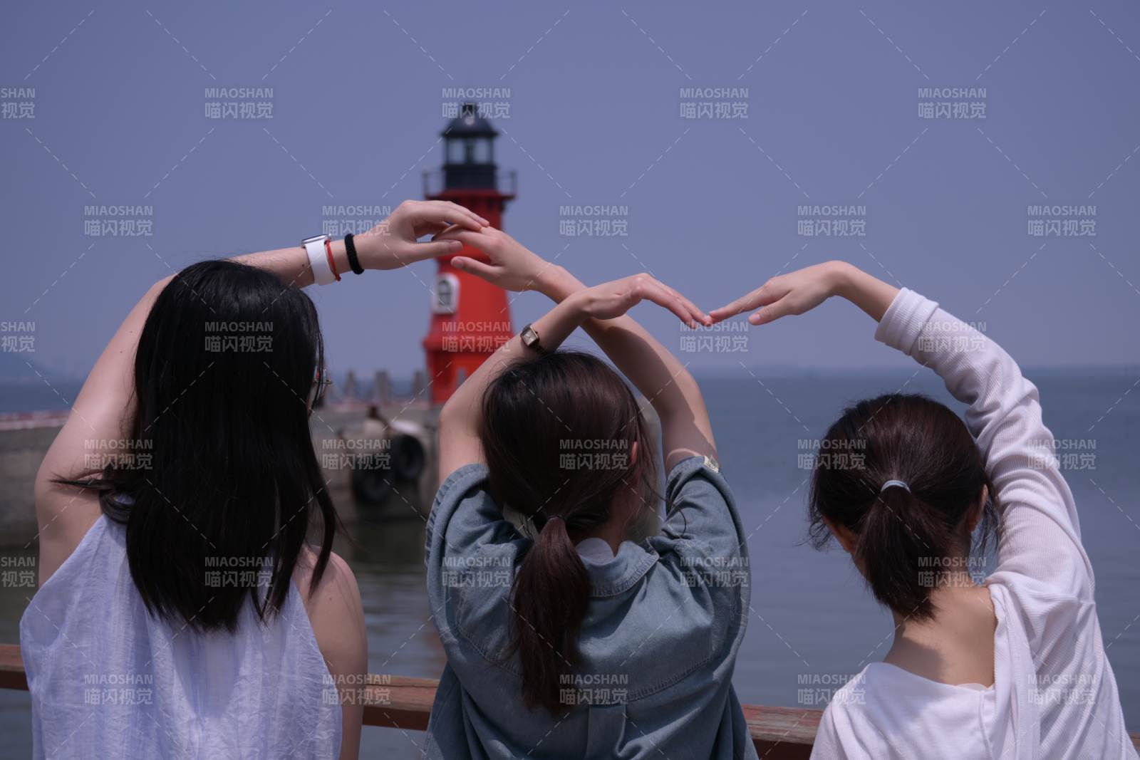 海边友谊心形手势图片