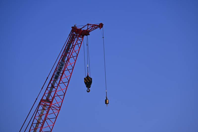 蓝天下的红色起重机图片