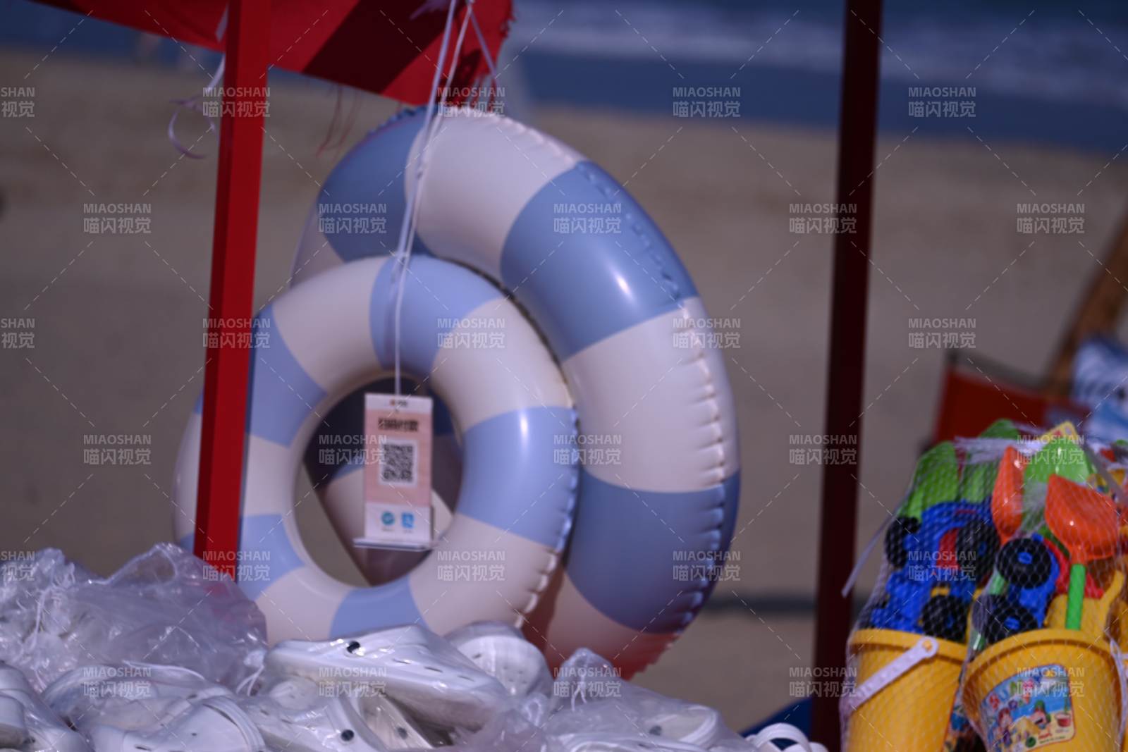 海滩上的救生圈和玩具图片