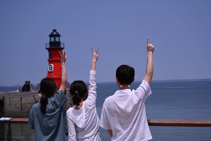 海边灯塔前的欢乐时光图片