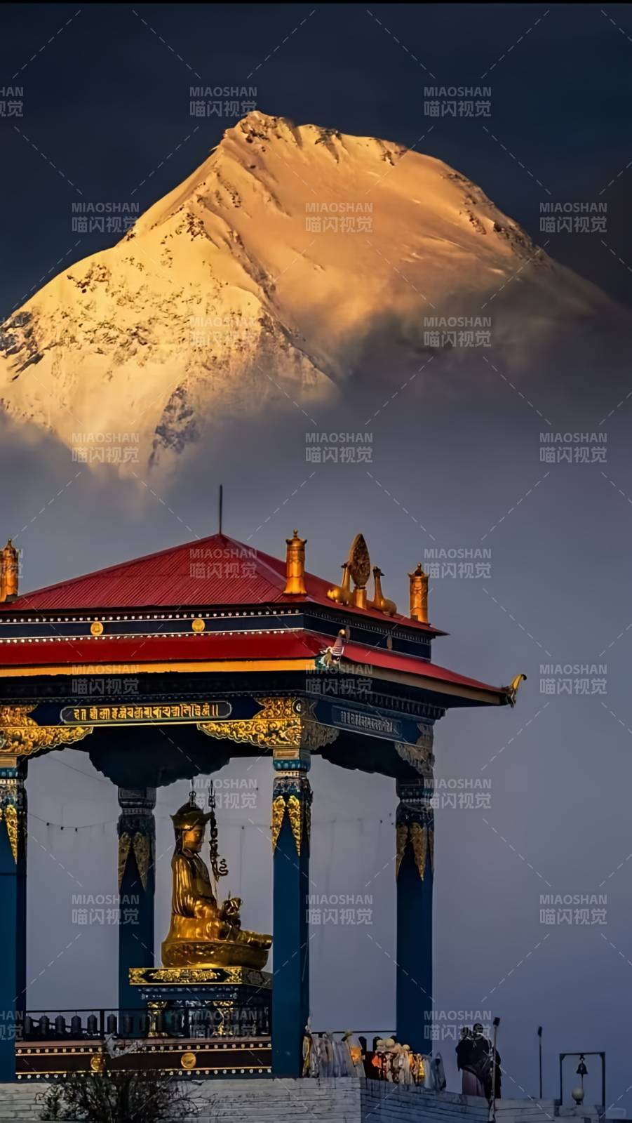 雪山下的佛塔与雕像  道拉吉里图片