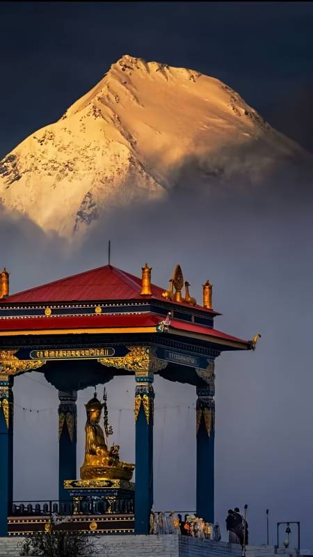 雪山下的佛塔与雕像  道拉吉里图片