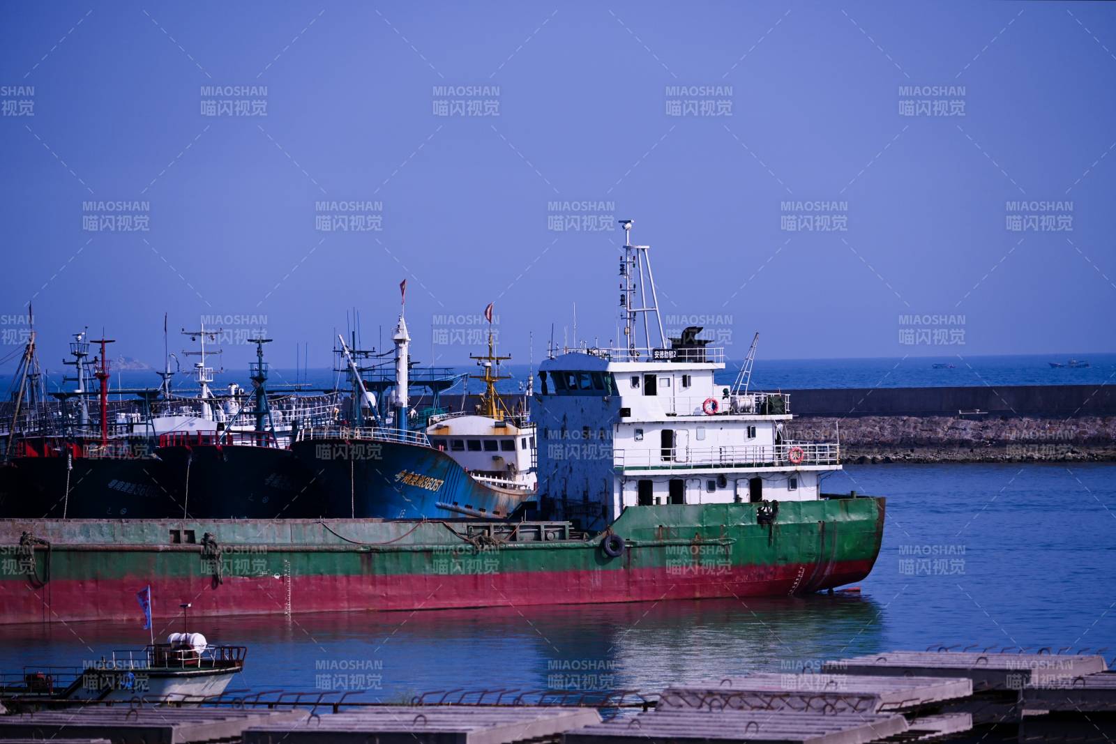 港口海岸停泊的货船图片