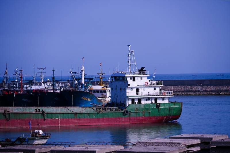 港口海岸停泊的货船图片