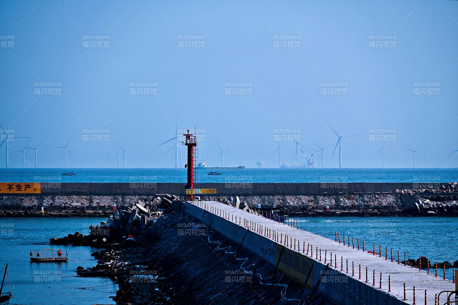 海边的灯塔与风车风景图片