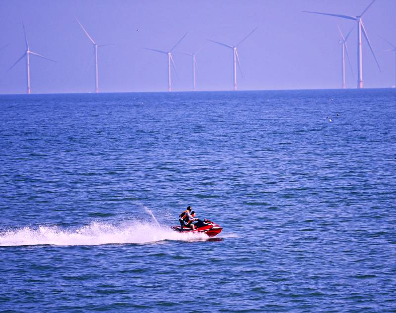 海上风车与摩托艇图片
