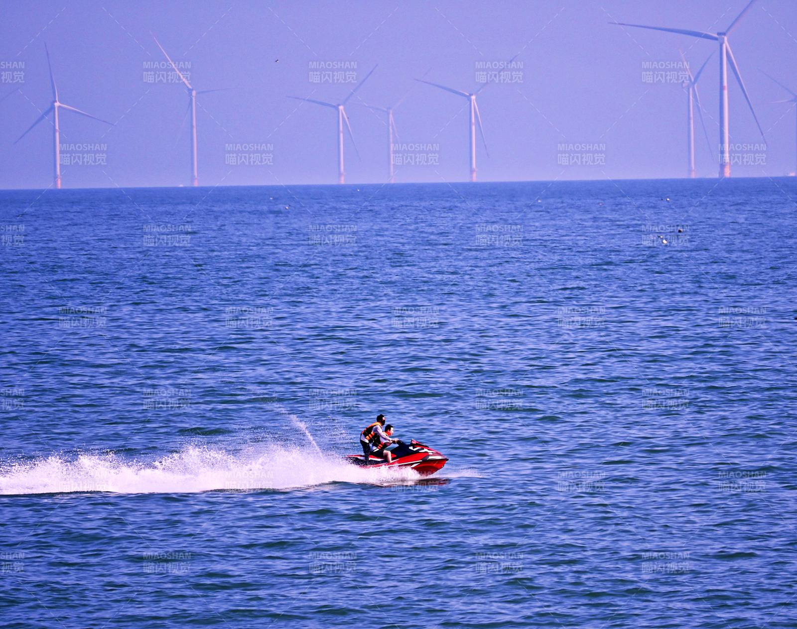 海上风车与摩托艇图片