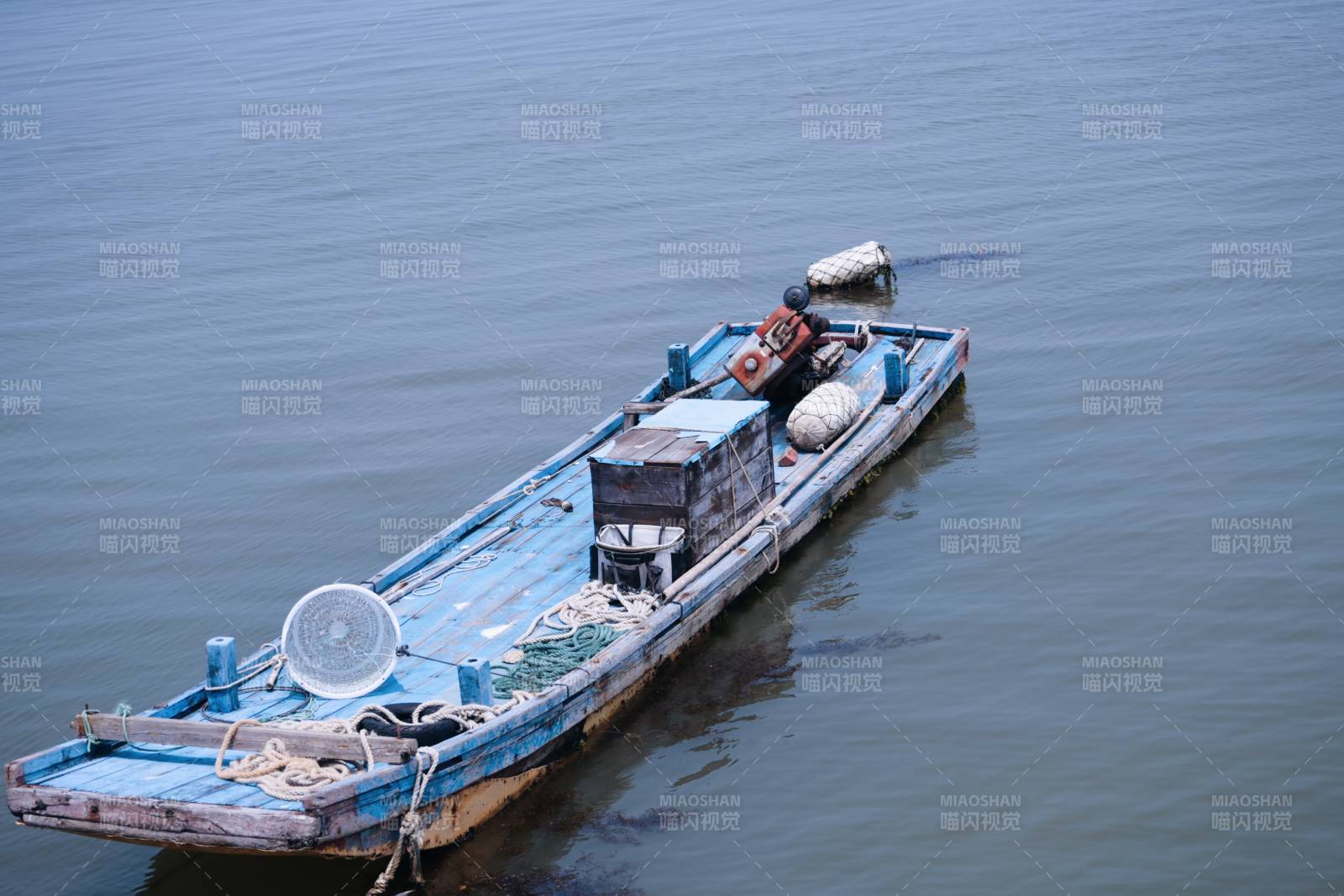 蓝色小船静泊水面图片