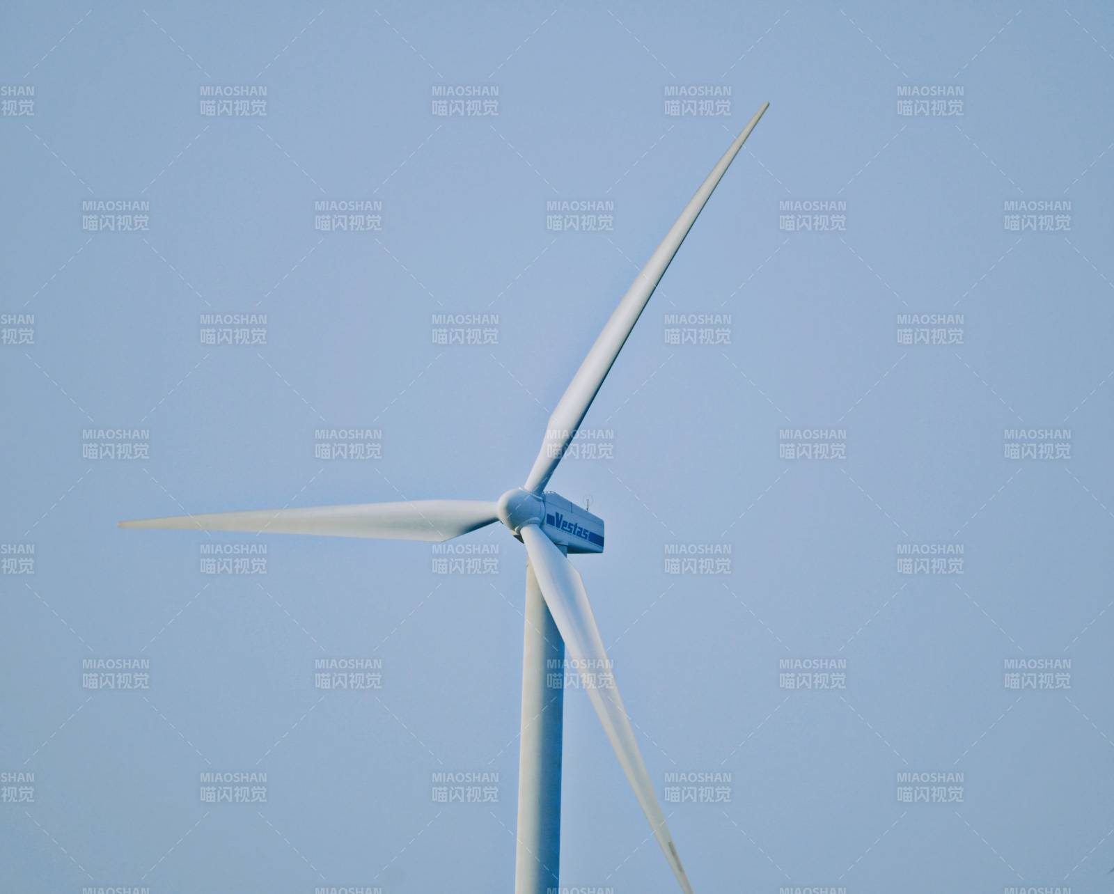 蓝天下的风力发电机图片
