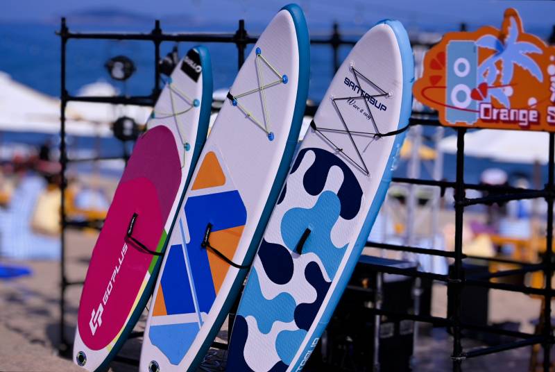 海滩上的多彩冲浪板图片