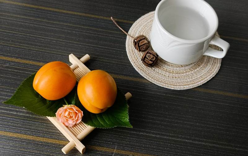 杏与茶的静谧时光图片