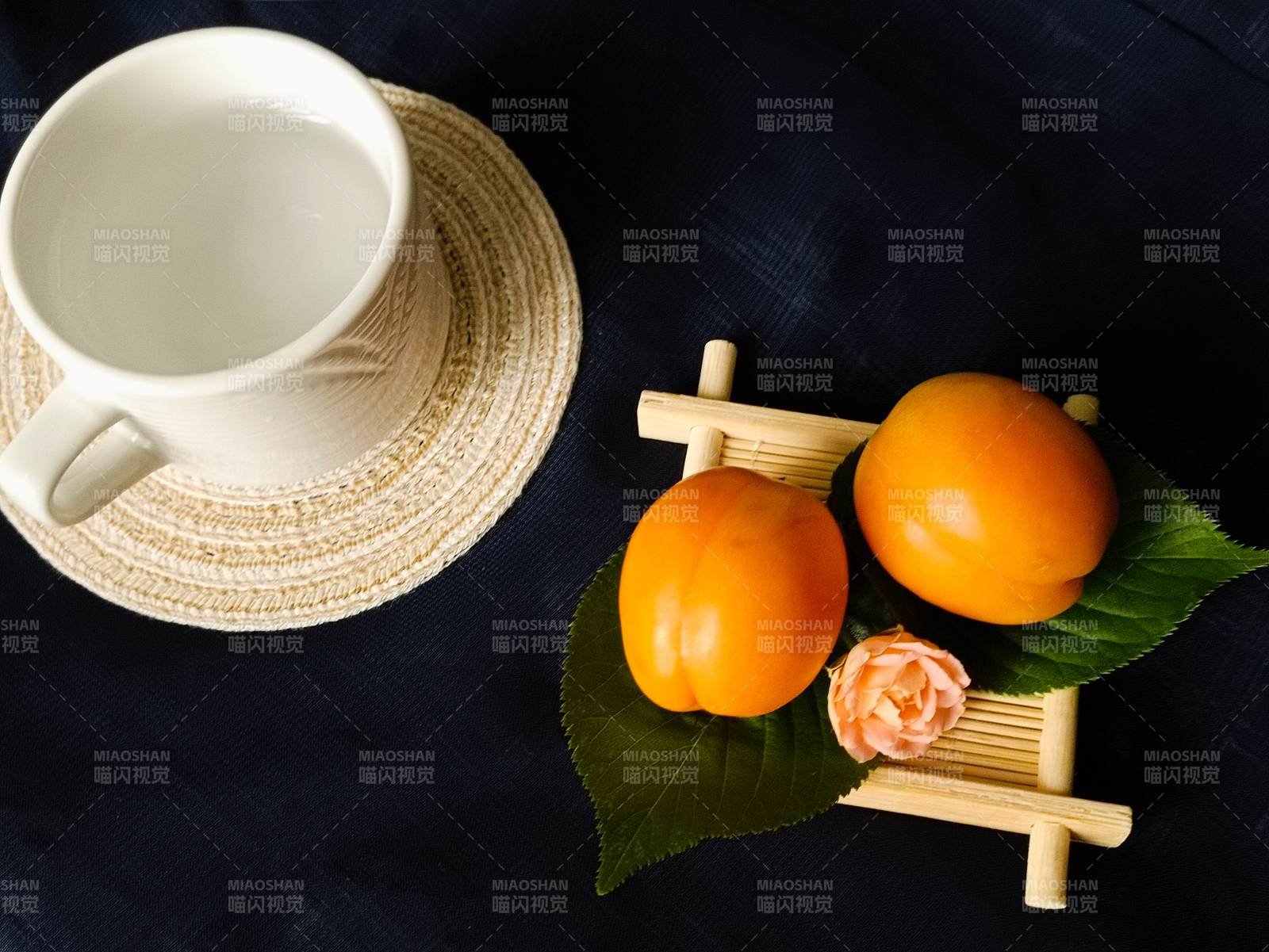 茶杯与杏子静物图图片