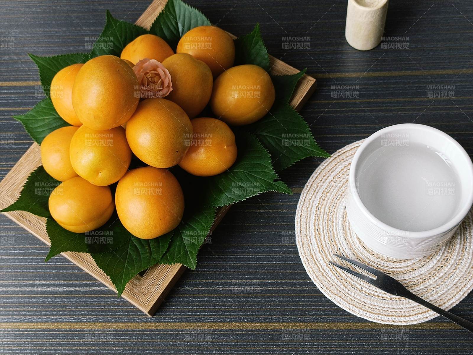 金桔与茶的静谧时光图片