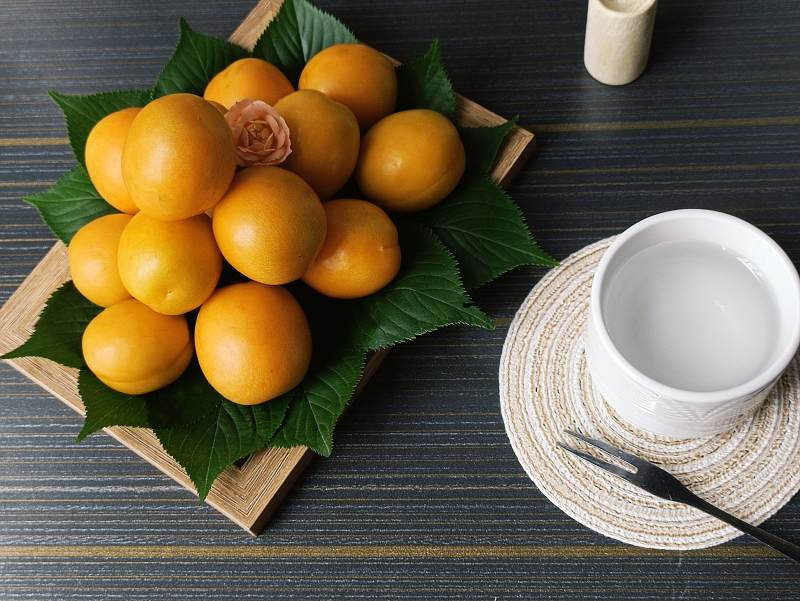 金桔与茶的静谧时光图片