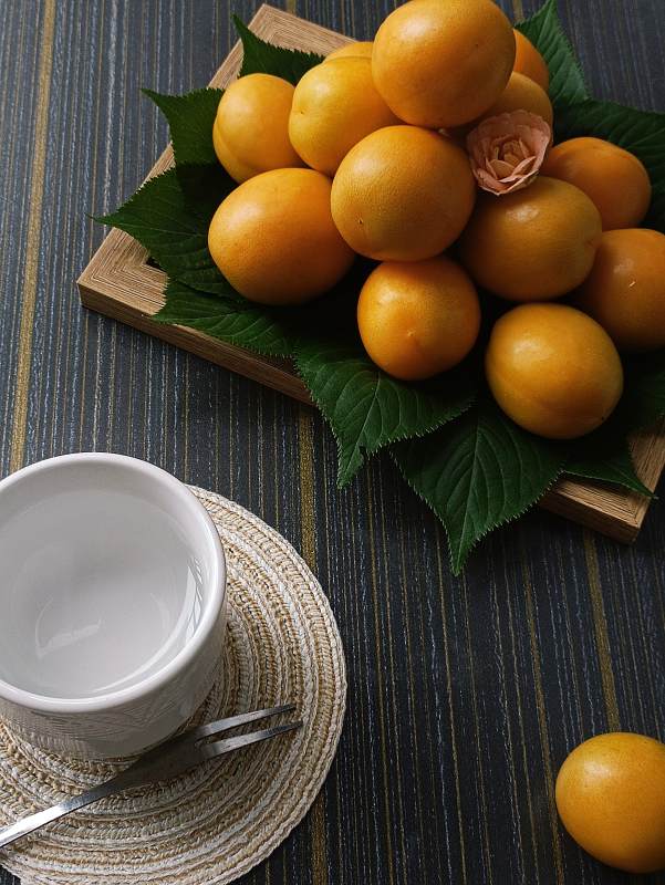金黄杏子与茶杯静物图图片