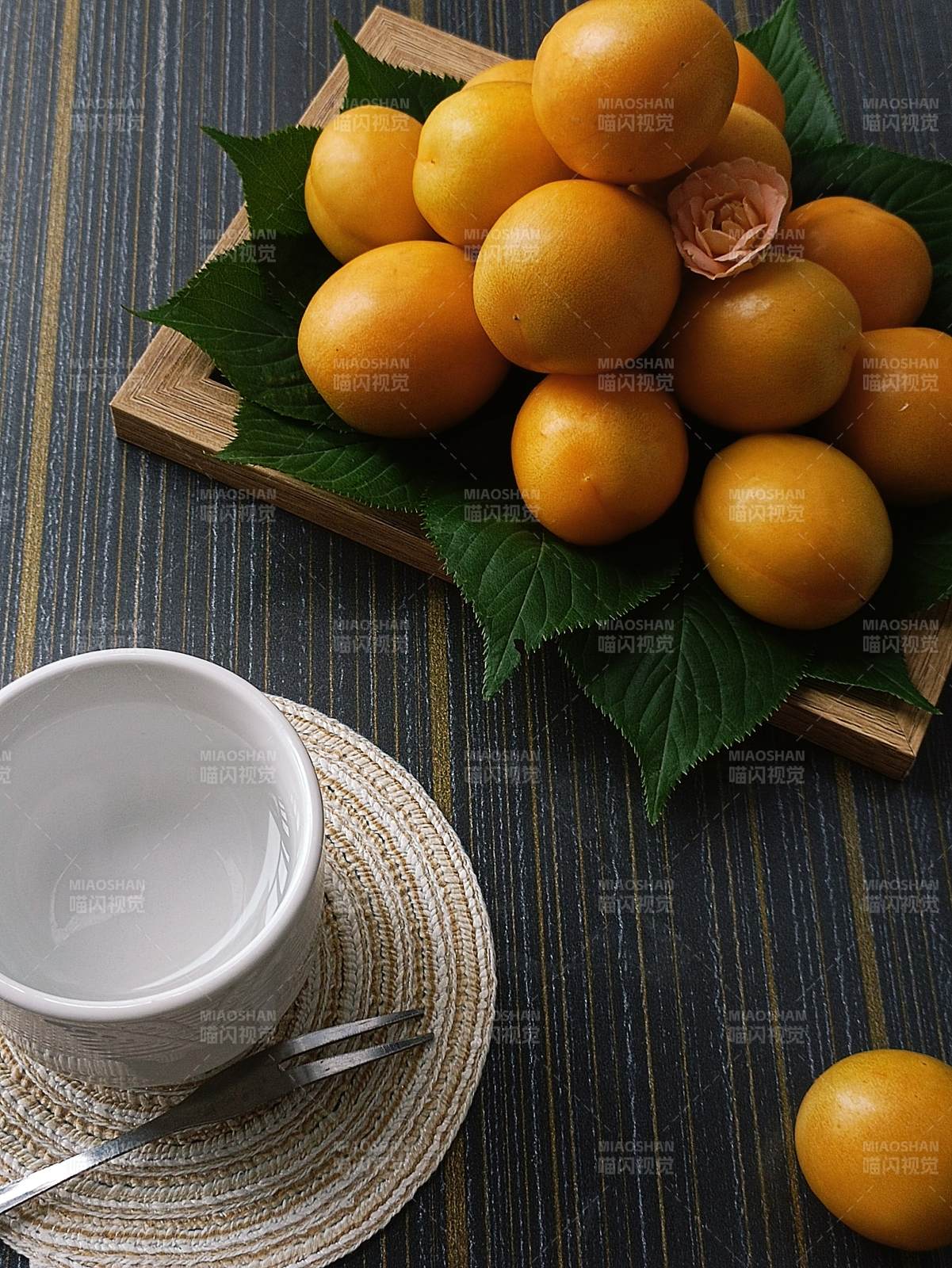 金黄杏子与茶杯静物图图片