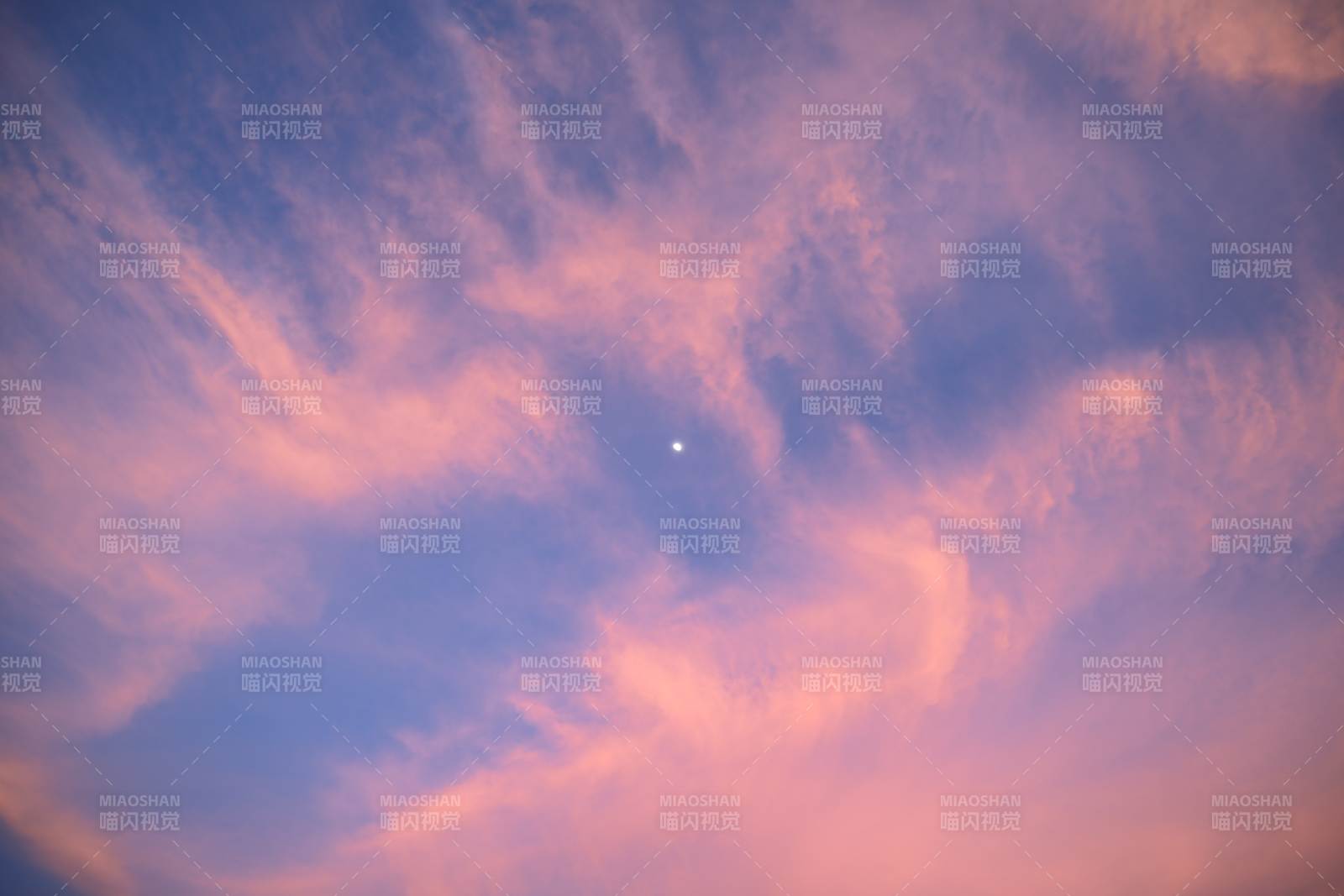 夕阳下的云彩与星光图片