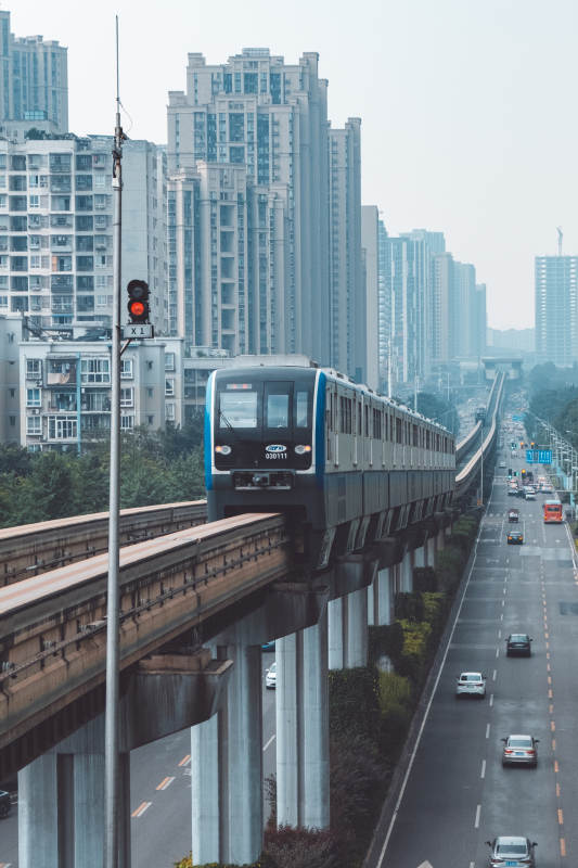 城市高架轻轨列车行驶中图片