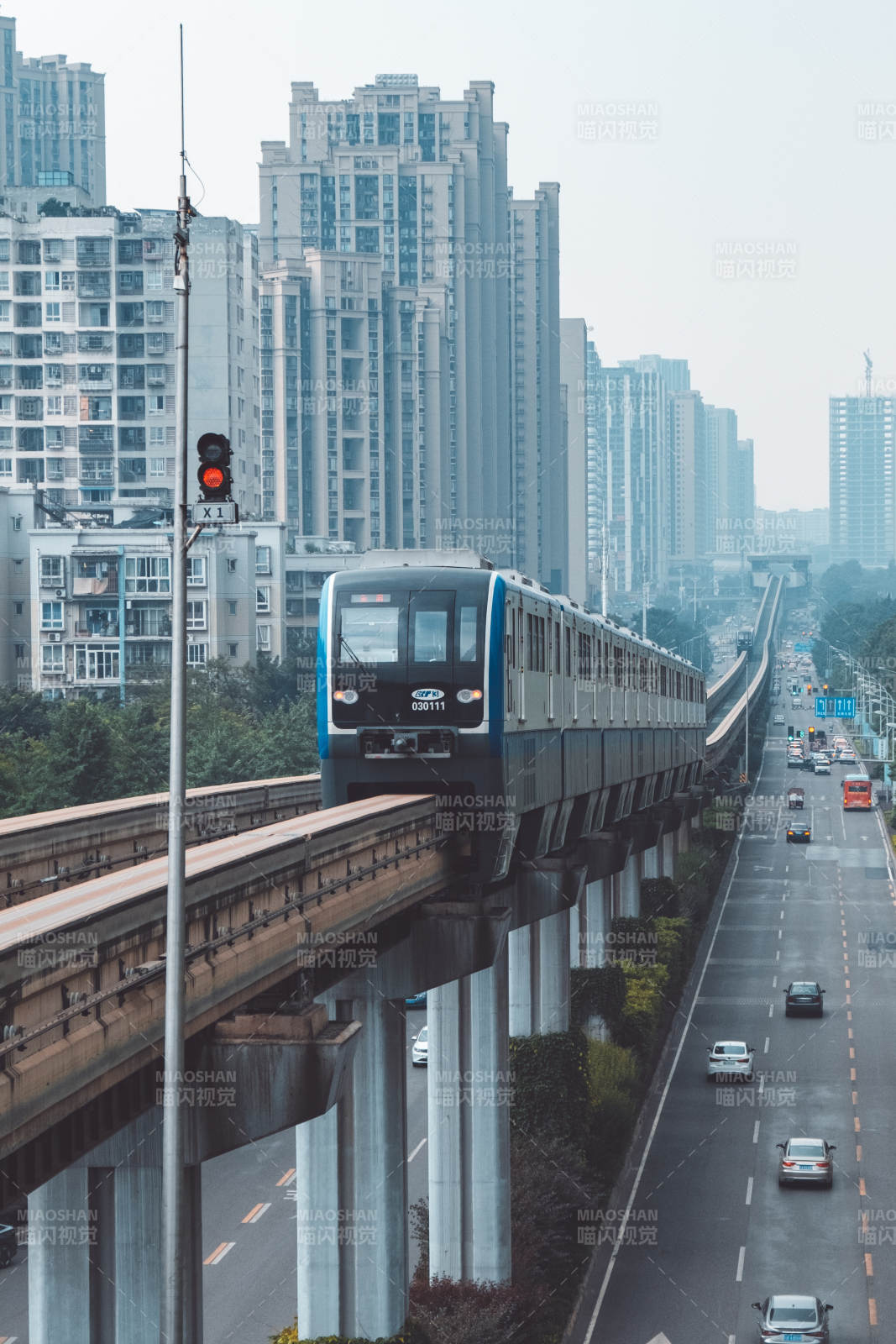 城市高架轻轨列车行驶中图片