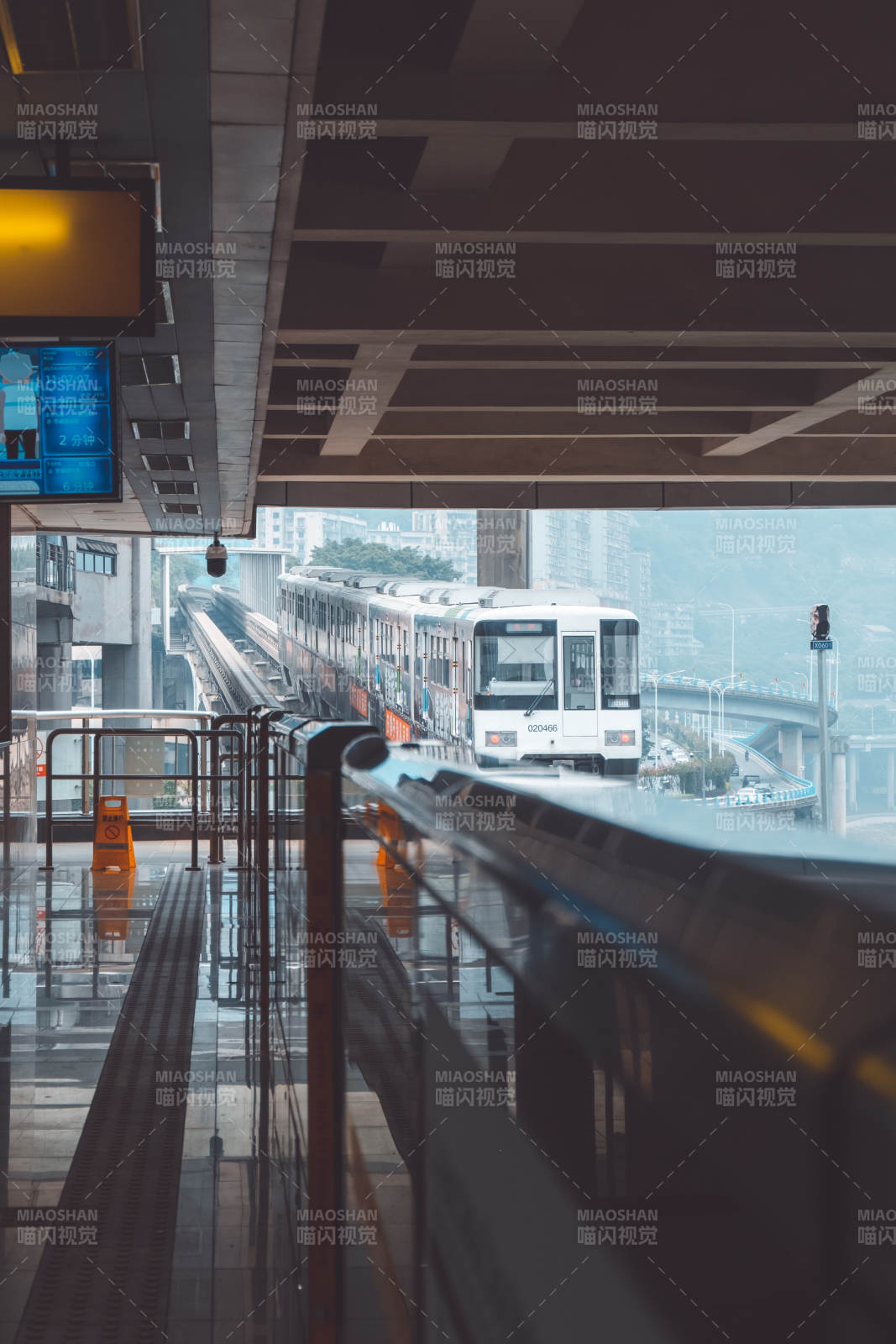 地铁站台与列车远景图片