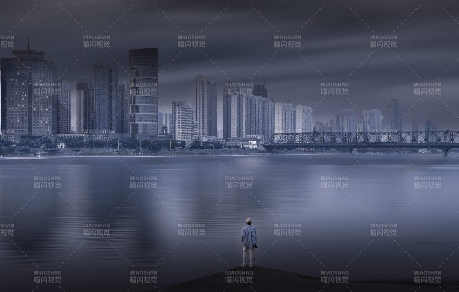 孤独守望城市夜景图片