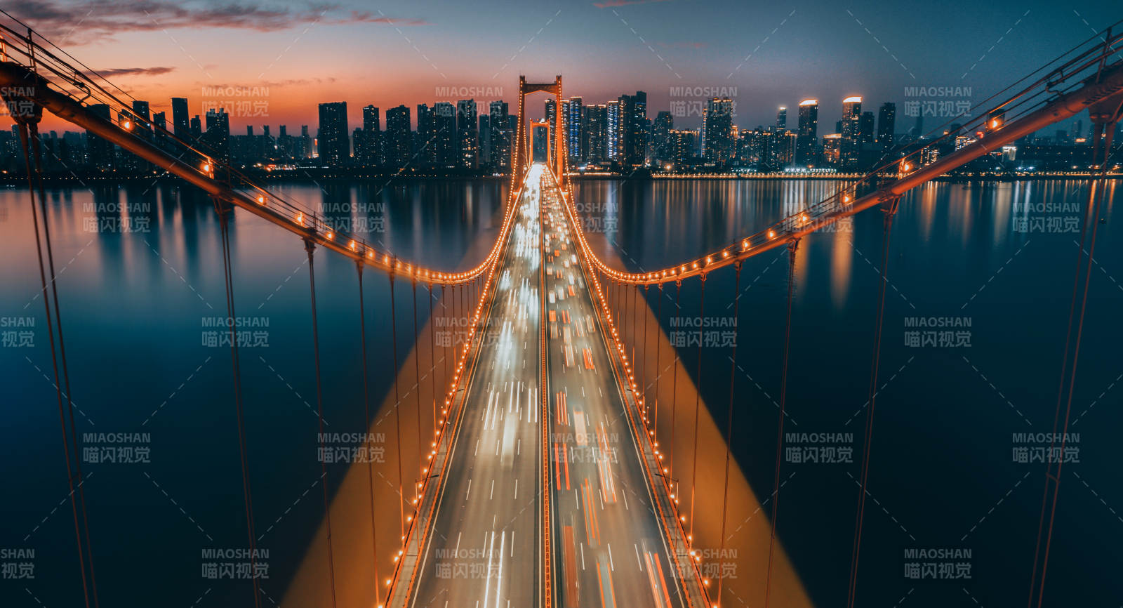 夜幕下的城市大桥灯火辉煌图片