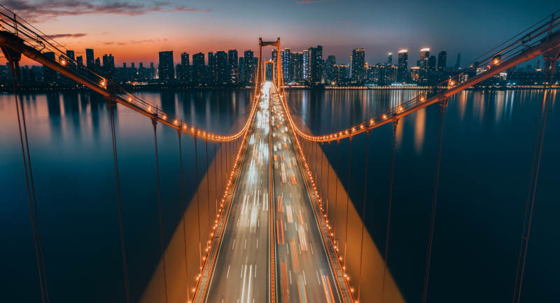 夜幕下的城市大桥灯火辉煌图片