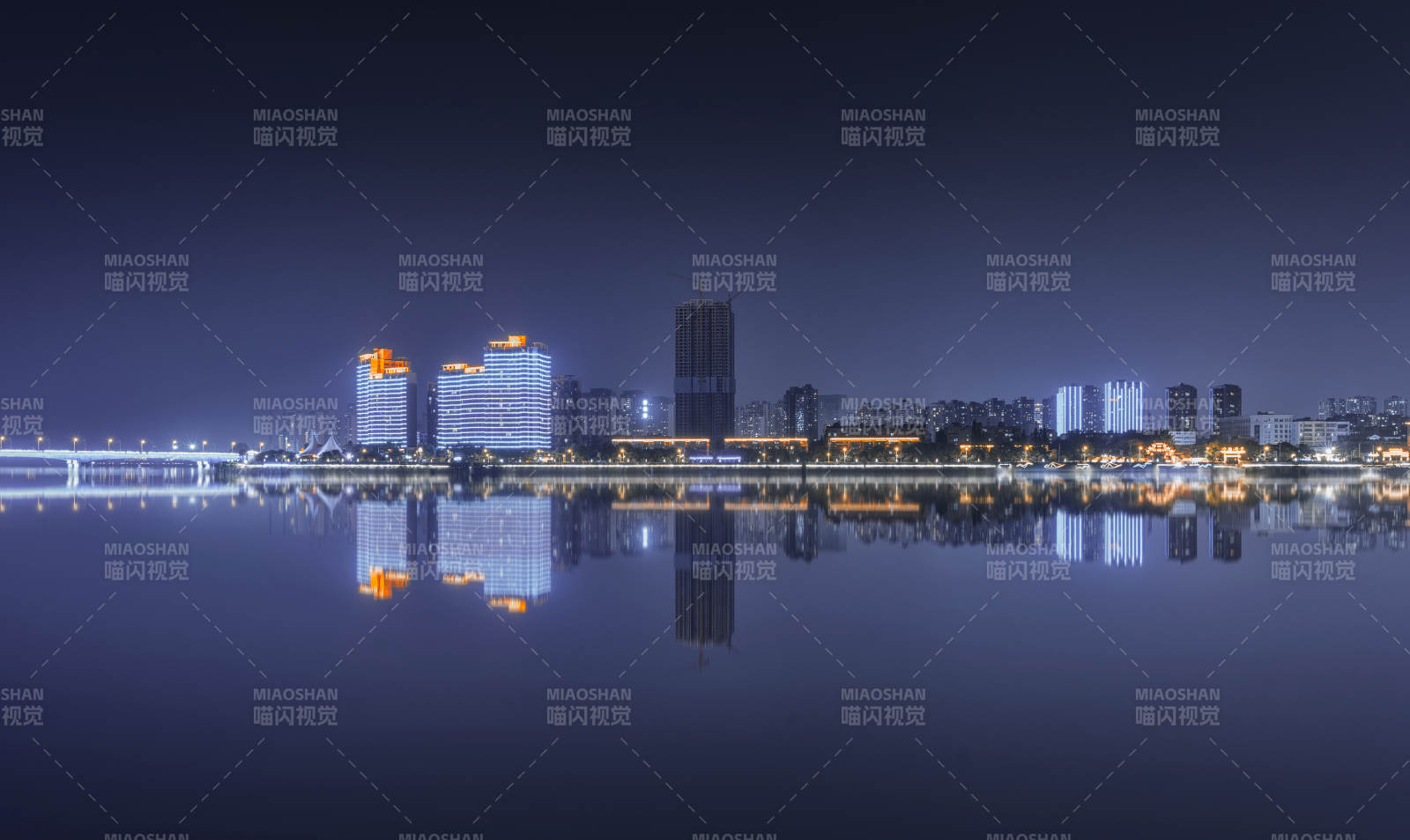 夜色湖畔 城市倒影如梦图片