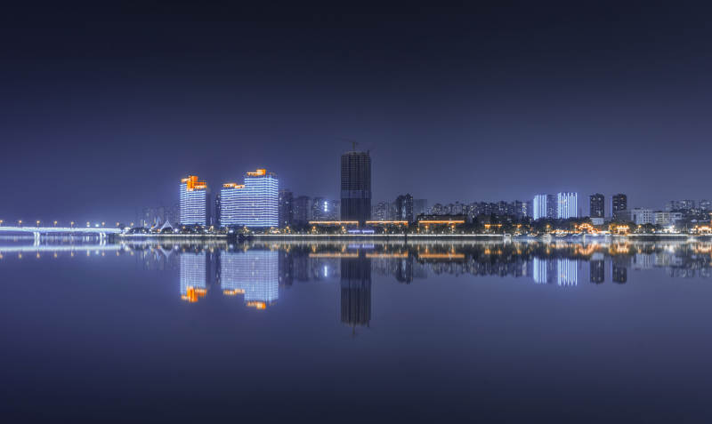 夜色湖畔 城市倒影如梦图片
